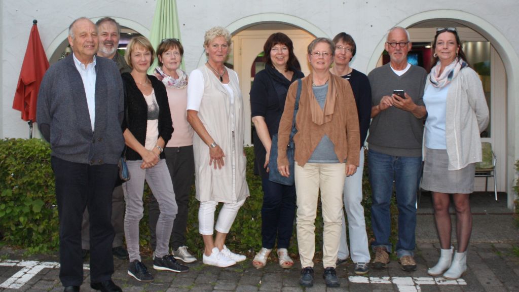 Abb. Aktionsgemeinschaft und Künstler planen „Heimat shoppen: von links Joachim Borgs, Künstler, Willi Vosshagen, Vorstand Aktionsgemeinschaft, Petra Schürholz Künstlerin, Elisabeth Nierhoff und Conny Hundt, Vorstand Aktionsgemeinschaft, Sabine Rudolph, Martina Melcher, Marion Bieker und Helmut Clemens Künstler, Regine Rottwinkel, Drolshagen Marketing e. V. und Künstlerin.