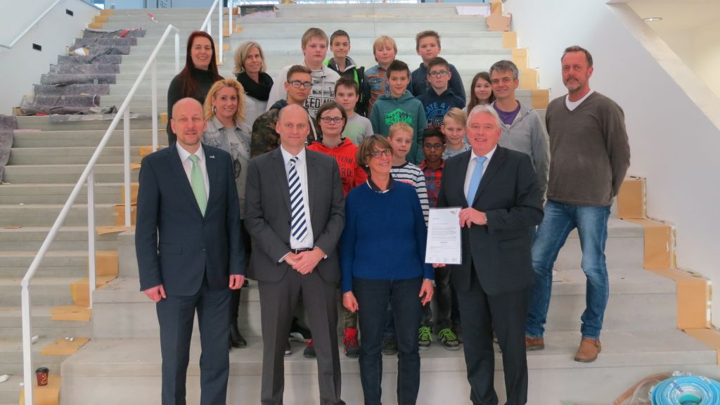 Schüler und Lehrer der Sekundarschule freuen sich bei der Spendenübergabe mit (vorne von links) Ulrich Berghof, Andreas Pikowski, Claudia Limper-Stracke und Ralf Sönnecken.