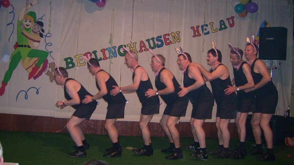 Das Josefinen-Ballett ist bereit für seinen Auftritt beim Berlinghauser Karneval.