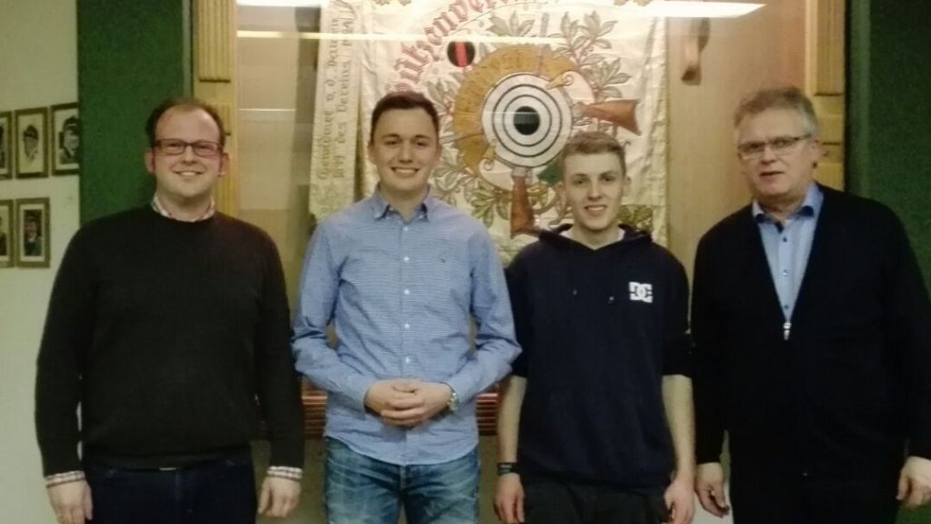 Jannik Schäfer (2. von links) mit seinem Vorgänger Michael Jung (2. von rechts). Markus Brüggemann (links) und Ludger Maiworm vom Kreisvorstand gratulierten.