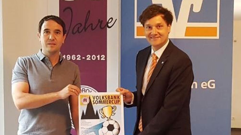 Auf dem Foto zu sehen: Regionalmarktleiter der Volksbank Drolshagen Sebastian Bock (rechts) mit dem sportlichen Leiter & Ausrichter des SC Drolshagen Marco Alterauge.