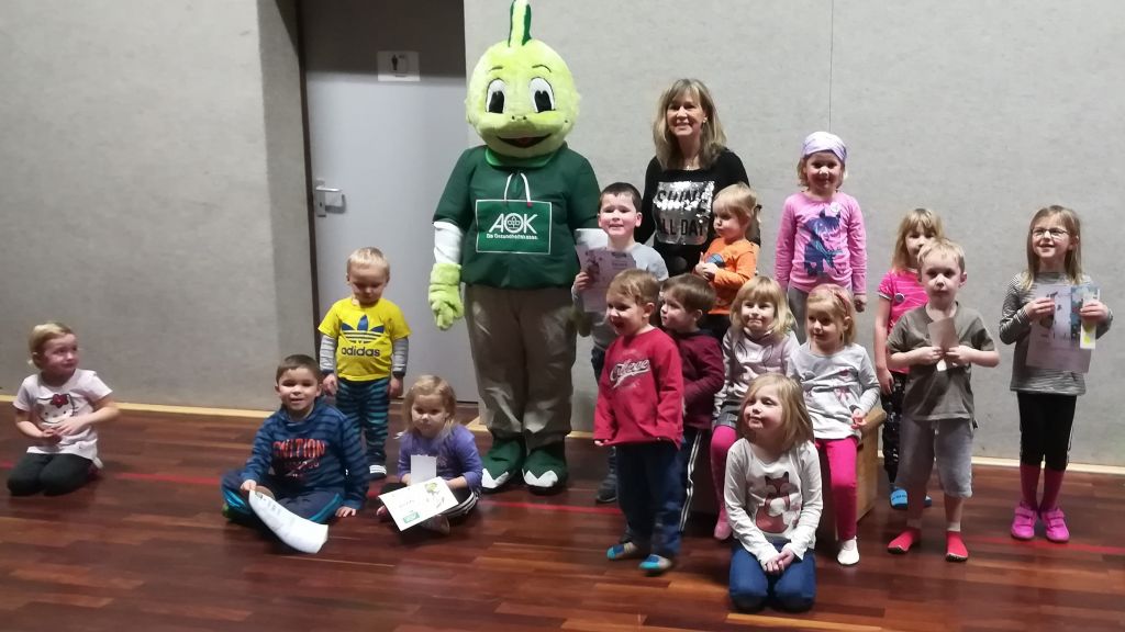 „Jolinchen“, das Maskottchen des Kreissportbundes Olpe überreichte den Kindern des TV Oberhundem ihre Sportabzeichen.