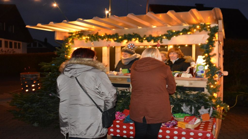 Freude in Altenhof: Bereits zum dritten Mal findet der Weihnachtsmarkt statt.