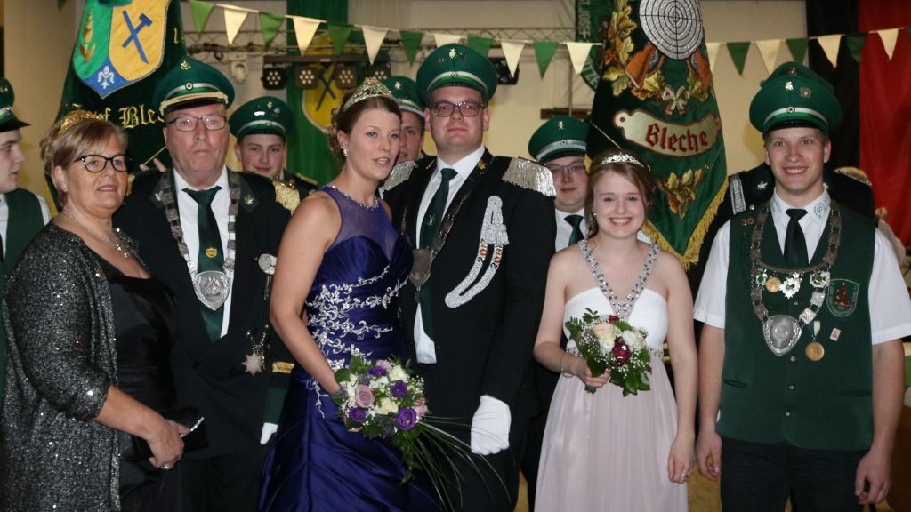 Die Majestäten: (von links) Kaiserpaar Hiltrud und Gerd Schmidt, Königspaar Julia Ikler und Julius Albus, das Prinzenpaar Helena Pfeifer und Justin Koopmann.