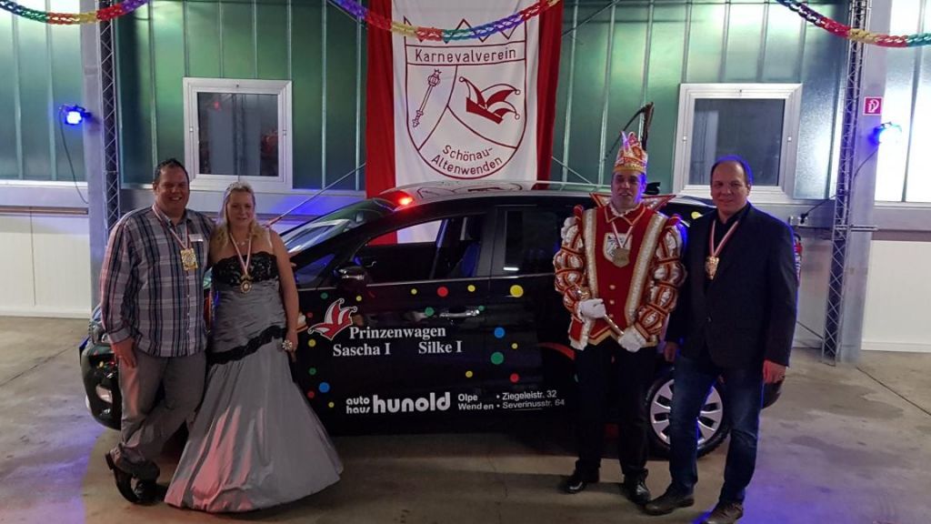 Thilo Bohn (links) und Christian Hunold vom Autohaus Becker übergaben den Prinzenwagen an das amtierende Prinzenpaar des KV Schönau-Altwenden, Sascha Sachs und Ehefrau Silke. 