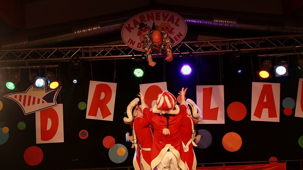 Da fliegt er: Bürgermeister Ulrich Berghof sprang als Ersatz-Mariechen bei den „Roten Funken“ Attendorn ein.