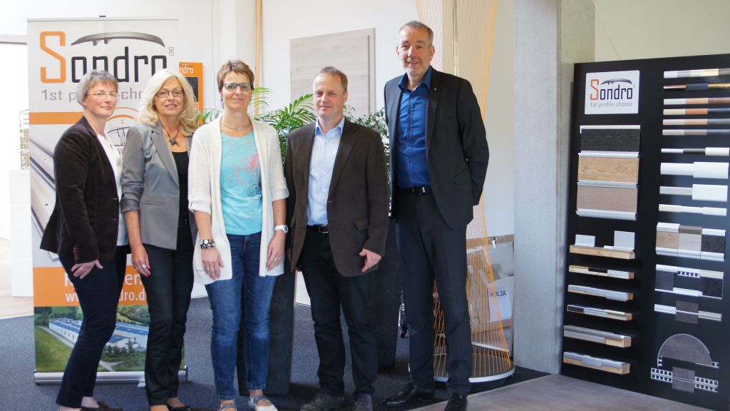 Bildbeschreibung: Betriebsbesuch bei dem Arbeitgeber Sondermann Profile GmbH: Christiane Sondermann, Birgit Riemer–Schnabel, Sigrid Schmidt, Frank Sondermann, Frank Schmidt.