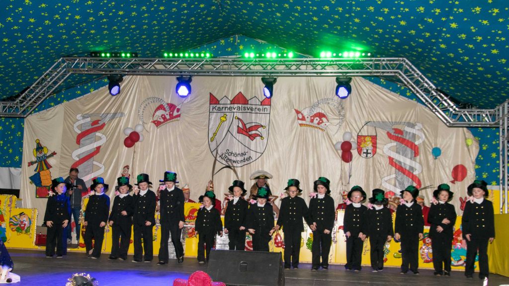 In Schönau-Altenwenden stehen bei Altweibersitzung und Prunksitzung viele Akteure auf der Bühne.