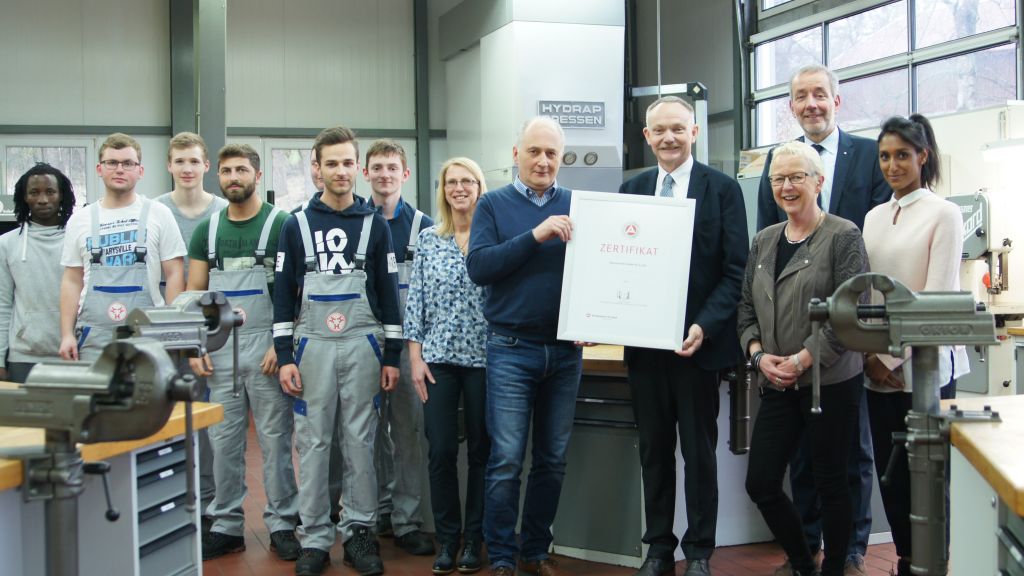 Nicole Kolombourdas (Personalwesen, Heinrich Huhn), Klaus-Jürgen Clemens (Ausbildungs-leiter, Heinrich Huhn), Roland Huhn (Geschäftsführer, Heinrich Huhn), Annette Sträter (Per-sonalleiterin, Heinrich Huhn),  Frank Schmidt (Vorsitzender der Geschäftsführung, Agentur für Arbeit Siegen), Saumya Huhn (Weiterbildung, Heinrich Huhn), Auszubildende und Prak-tikanten im Ausbildungszentrum Heinrich Huhn.