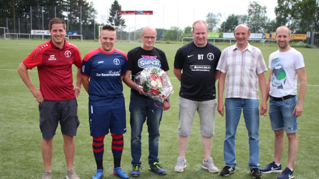 2. Vorsitzender Fabian Schmidt, Robin Burgmann, Vinzenz Clemens, Michael Stachelscheid, 1. Vorsitzender Rafael Wintersohl und Thomas Neu (von links).