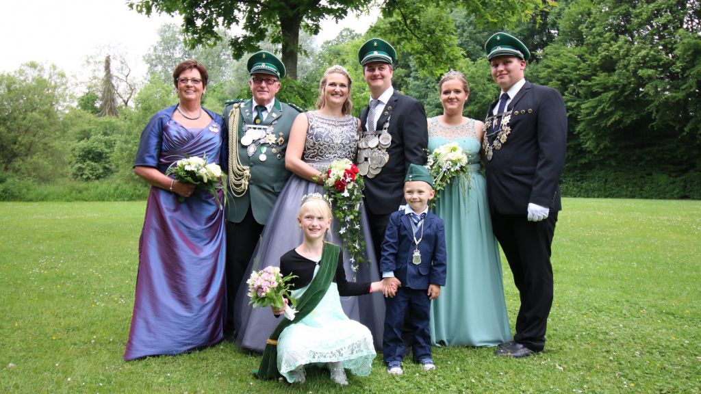 Die Majestäten freuen sich aufs Schützenfest in Drolshagen. Die Regentschaft aller endet am Freitag. 