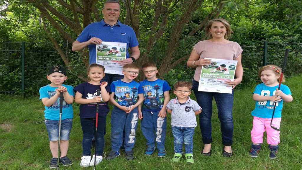 Freuen sich auf den dritten „All4Kids-Cup“ im Repetal: die Kindergarten-Kinder des Caritas-AufWind Kindergartens in Meggen sowie die Organisatoren Alexandra Scheld und Uli Gabriel (Caritas-AufWind).