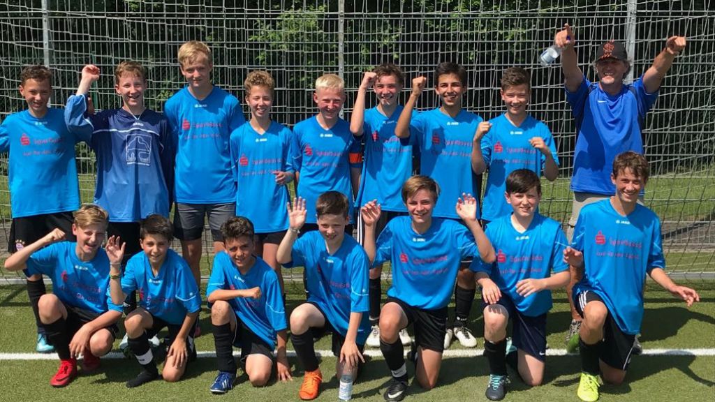 Jubel bei den Jungs der SGO-Fußballmannschaft: Sie wurden beim NRW-Landesfinale Dritter.