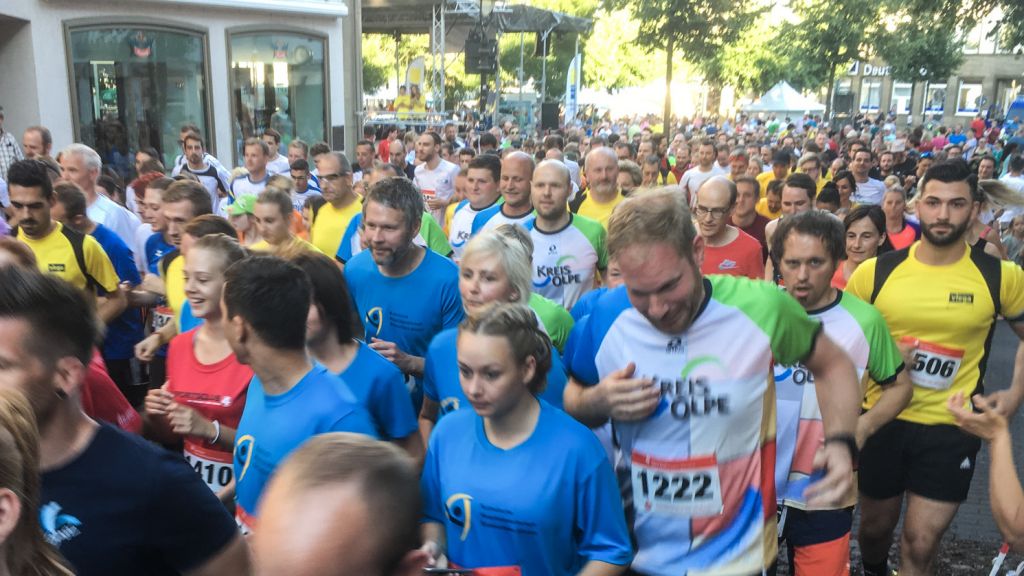 800 Teilnehmer gingen beim Hauptlauf zeitgleich auf die Strecke. 