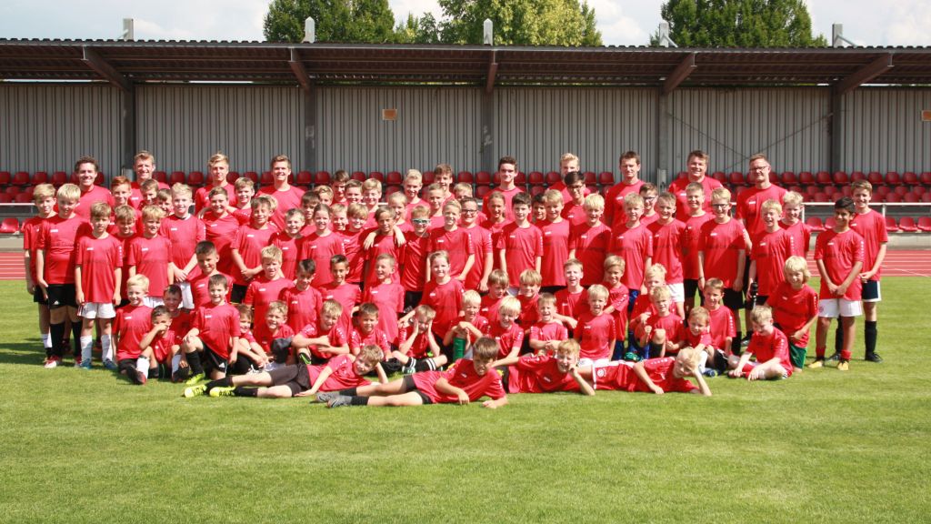 85 Nachwuchskicker im Fußballcamp des SV04 Attendorn