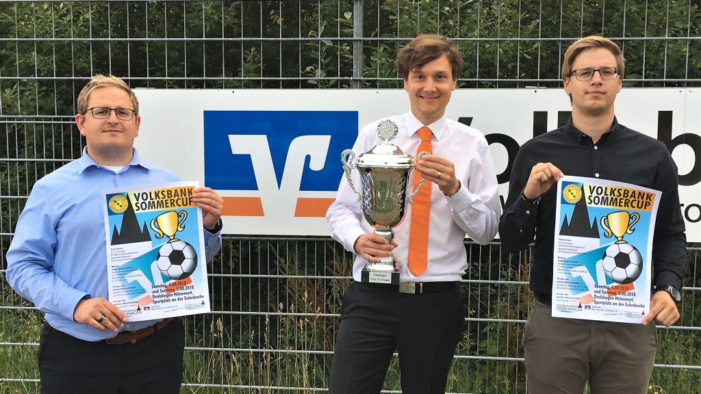 Julian Ziegeweidt (Stadtsportverband), Sebastian Bock (Volksbank Drolshagen) und Roman Kreis (Hützemerter SV) freuen sich auf viele Besucher und attraktive Spiele.