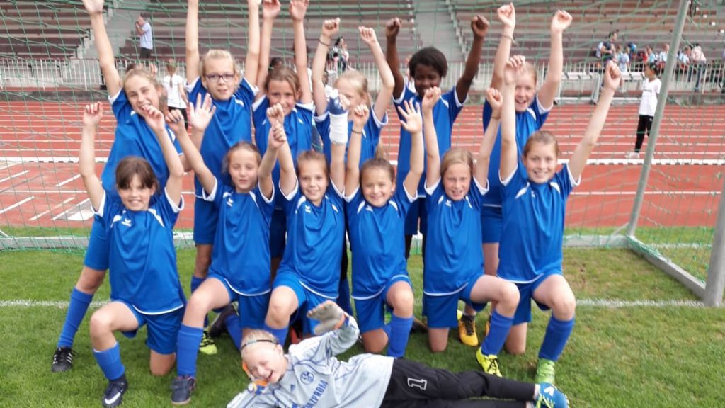 Da war der Jubel groß: Die Mädels aus dem dritten und vierten Schuljahr gingen in Dortmund als Sieger vom Platz.