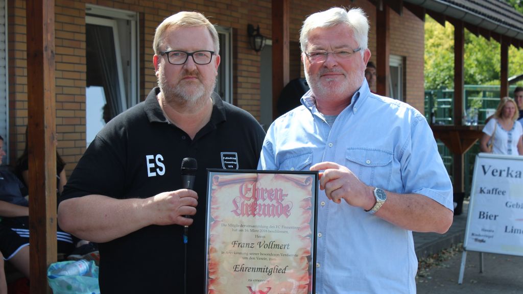 Der Vorsitzende Engelbert Schulte überreichte Ehrenmitglied Franz Vollmert (rechts) bei der Saisoneröffnung eine Urkunde.