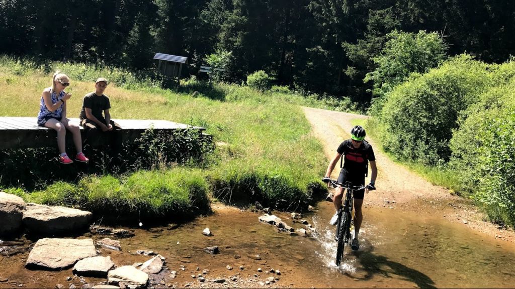 Mit dem SGV Meggen geht es durchs Schwarzbachtal.