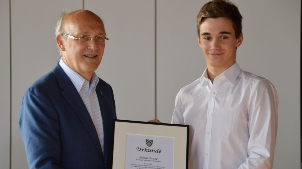 Bürgermeister Diemtar Heß (l.) überreichte Fabian Brune eine Urkunde. 