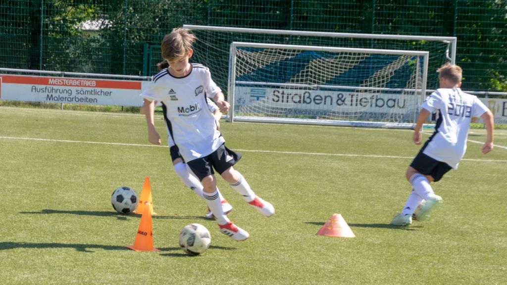 63 Kinder haben an der Fußballschule Rummenigge in Kirchhundem teilgenommen.