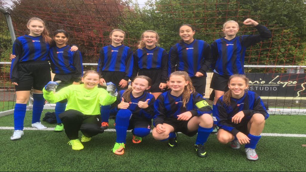 Das erfolgreiche Mädchenteam: (hinten von links) Jolina Kramer, Surabe Busch, Chiara Stell, Amalia Giordano, Havin Güngör, Franziska Neu. (vorne von links:) Josephin Zöllner, Leonie Neumann, Sophie Schulz, Amelie Hanses.