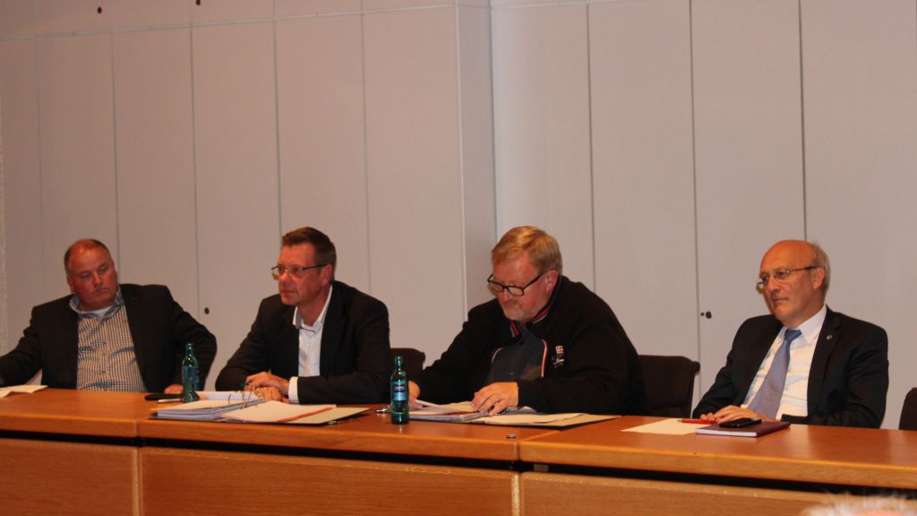 Der stellvertretende Vorsitzende Stefan Bischopink, Vorsitzender Edgar Tiggemann, Geschäftsführer Engelbert Schulte und Bürgermeister Dietmar Heß bei der Versammlung.