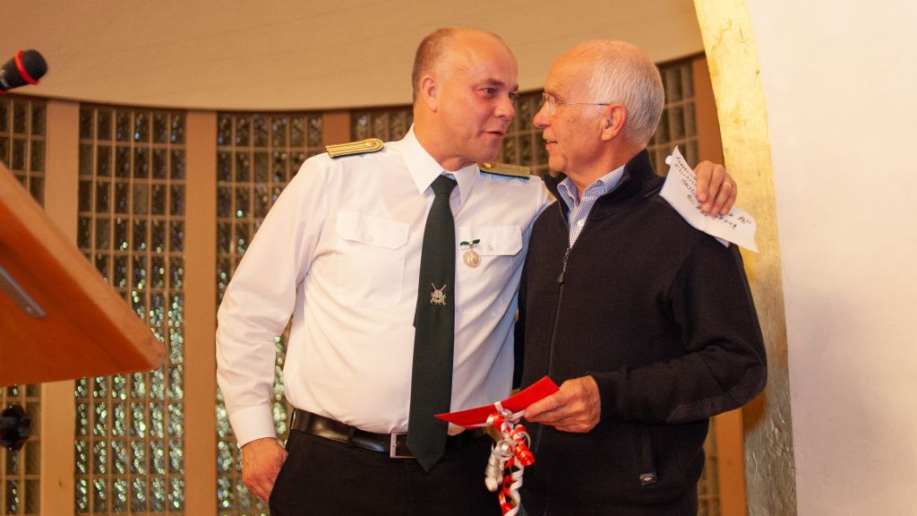 Am Ende dankte der Vorsitzende André Zepke (l.) Ulrich Fels für seine Arbiet. 