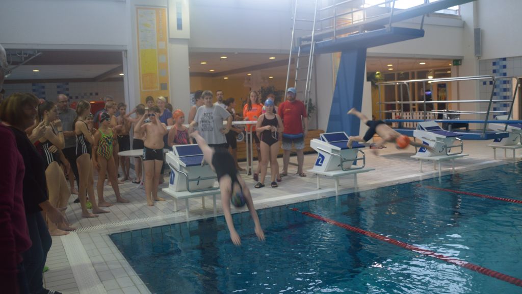 Das Signal zum Start gab die stellvertretende Bürgermeisterin Bernadette Gastreich (links).