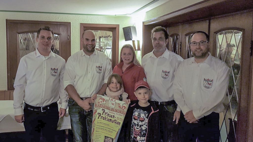 Freuen sich auf den Sessionsauftakt: (von links) Präsident Michael Koch, der 1. Vorsitzende Rüdiger Lazar, das Prinzenpaar Silke und Sascha Sachs sowie Geschäftsführer Christian Halbe. Vorne steht das Kinderprinzenpaar Mia Sachs und Yannic Luther.