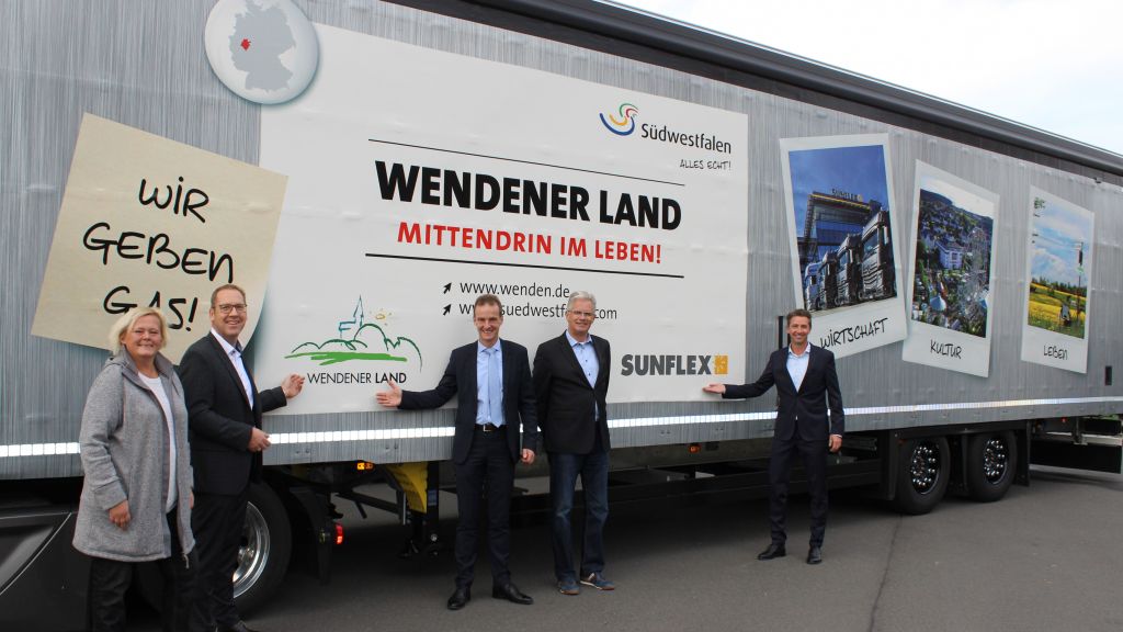Gleich zwei neue Südwestfalen-Lkw wurden bei der Firma Sunflex Aluminiumsysteme GmbH in Wenden vorgestellt. Die rollenden Botschafter kommen gut an bei Nicole Williams (Gemeinde Wenden), Hubertus Winterberg (Südwestfalen Agentur), Bernd Clemens (Bürgermeister Gemeinde Wenden) sowie Ernst-Josef Schneider und Dennis Schneider (Sunflex Aluminiumsysteme GmbH).
