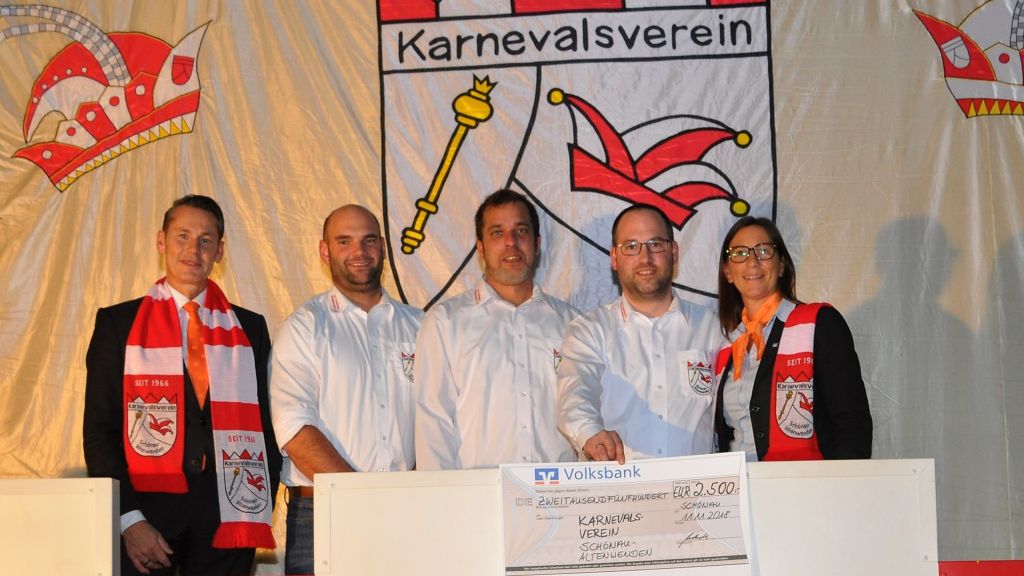 Hauke Röckinghausen (links), Leiter Privatkunden Wenden, und Marketingleiterin Silke Niederschlag (rechts) übergaben die Spende der Volksbank an den Karnevalsverein Schönau-Altenwenden.