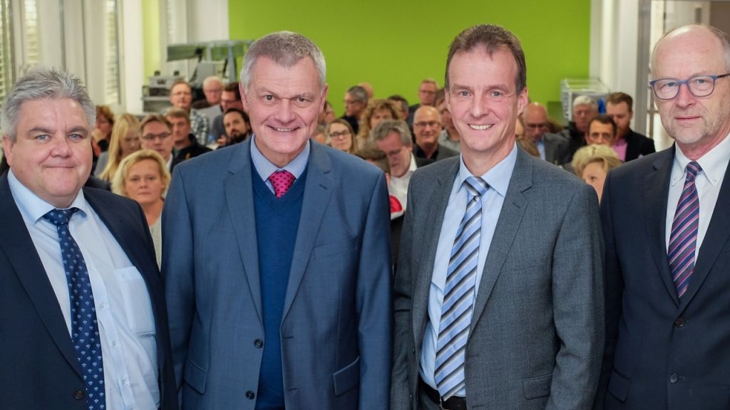 Diskutierten unter anderem die Beschäftigungsentwicklung der Gemeinde Wenden: (v.l.) Oliver Obermeier (Prokurist der TSUBAKI KABELSCHLEPP GmbH), Klaus Gräbener (IHK-Hauptgeschäftsführer), Bürgermeister Bernd Clemens und Hermann-Josef Droege (stellvertretender IHK-Hauptgeschäftsführer).