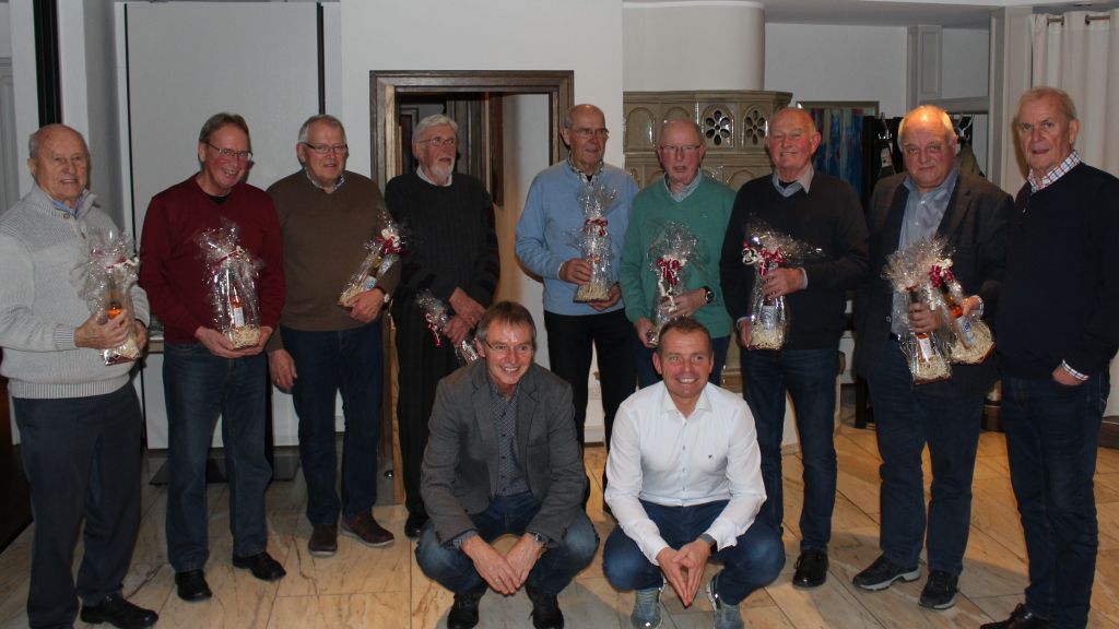 Ehrungen bei den Sportfreunden Bonzel: (von links) Heinz Picker, Gerhard Grebe, Bernhard Würde, Anton Böhne, Norbert Hellekes, Rudi Lüdtke, Gerhard Vollmers, Bernd Hesse und Gerhard Berghoff. Davor: Vorsitzender Heinz Kirchhoff und 2. Vorsitzender Stefan Allebrodt.