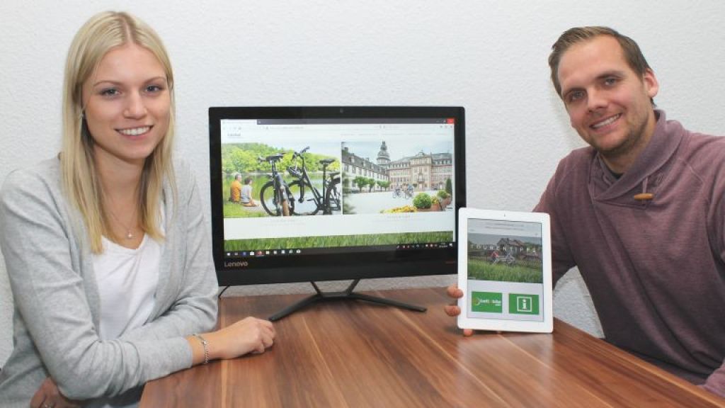 Katharina Sasse und Jannik Müller mit der neuen Internetseite.