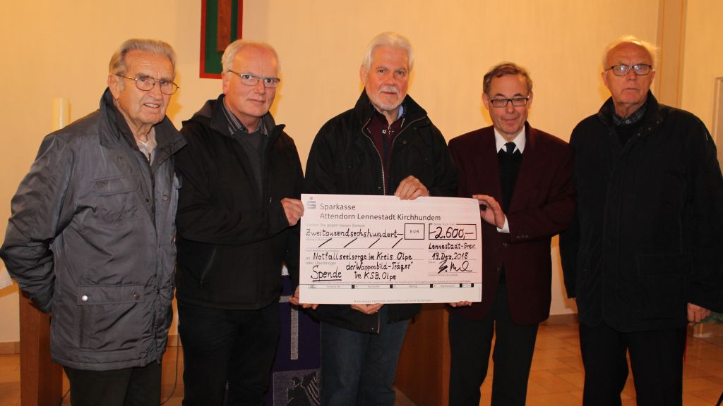 Überreichten die Spende: (von links) Rudi Clemens, Pfarrer Ludger Wollweber, Winfried Stupperich, Pfarrer Hans-Joachim Keßler und Winfried Schauerte.