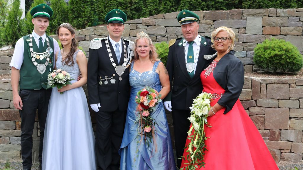 Die Majestäten der Schützenbruderschaft Bleche (von links) Prinzenpaar Jeremy Koopmann und Antonia Lütticke, Königspaar Frank und Nadine Bienert und das Kaiserpaar Gerd und Hiltrud Schmidt.