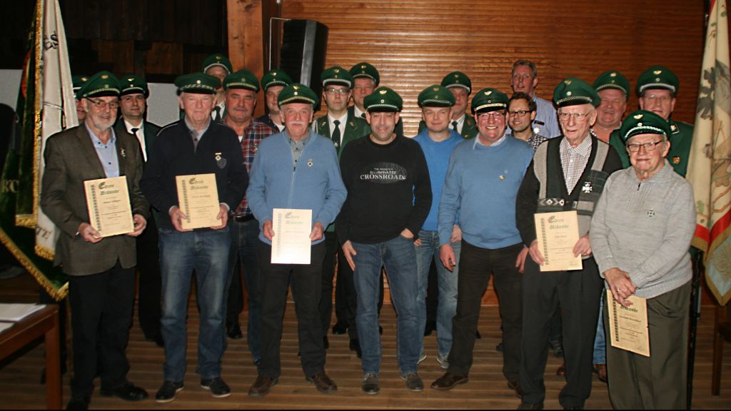 Zahlreiche Schützen wurden für Vereinstreue ausgezeichnet. 