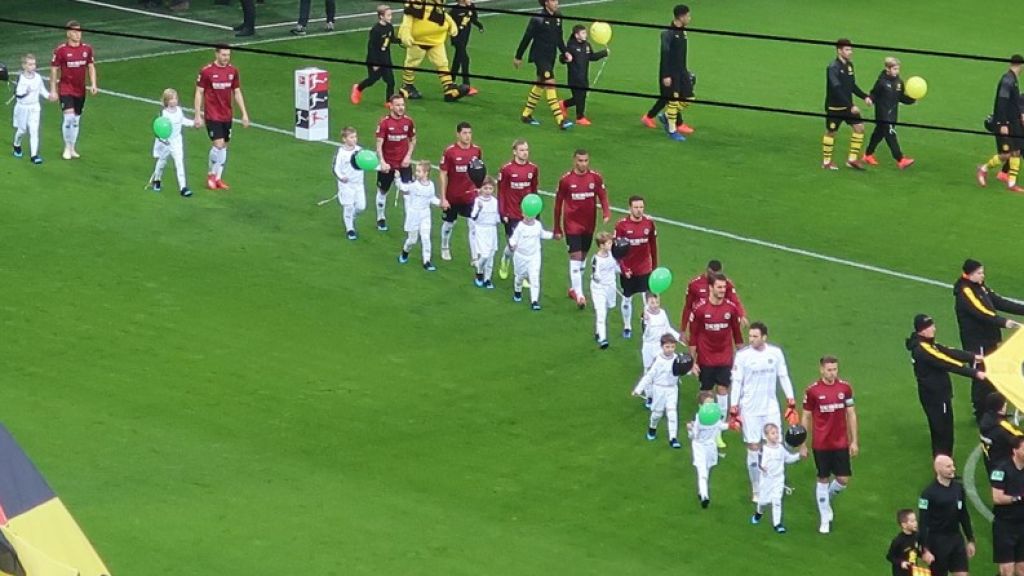 Elf Kinder von RW Lennestadt durften an der Seite der Profis einlaufen.
