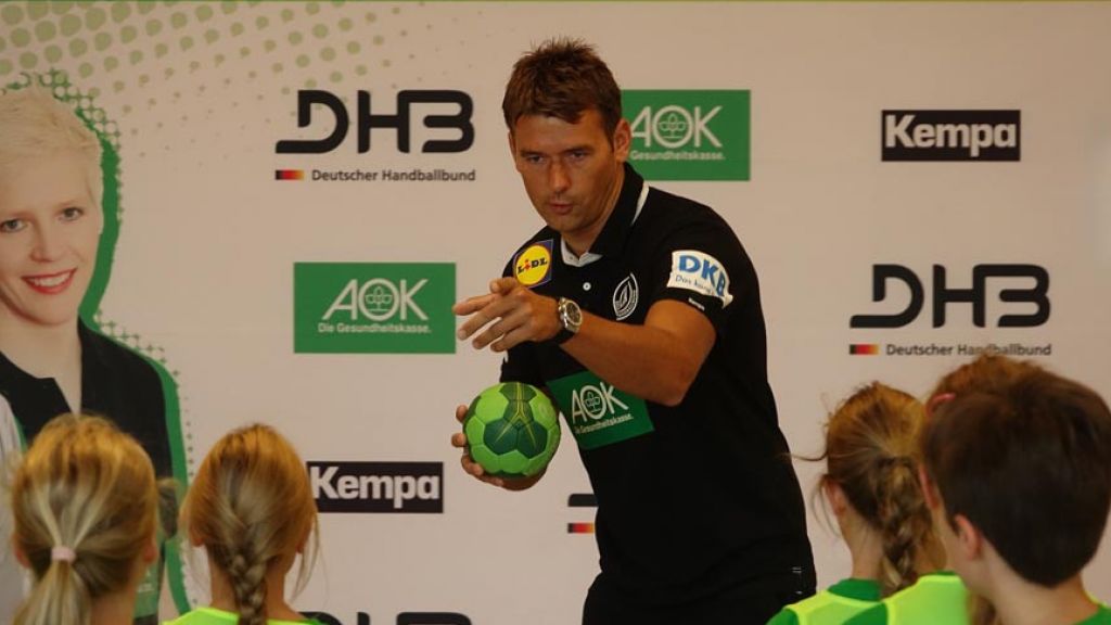 Tipps und Tricks für die richtige Wurftechnik gibt es beim AOK Star-Training direkt vom DHB-Bundestrainer Christian Prokop. 