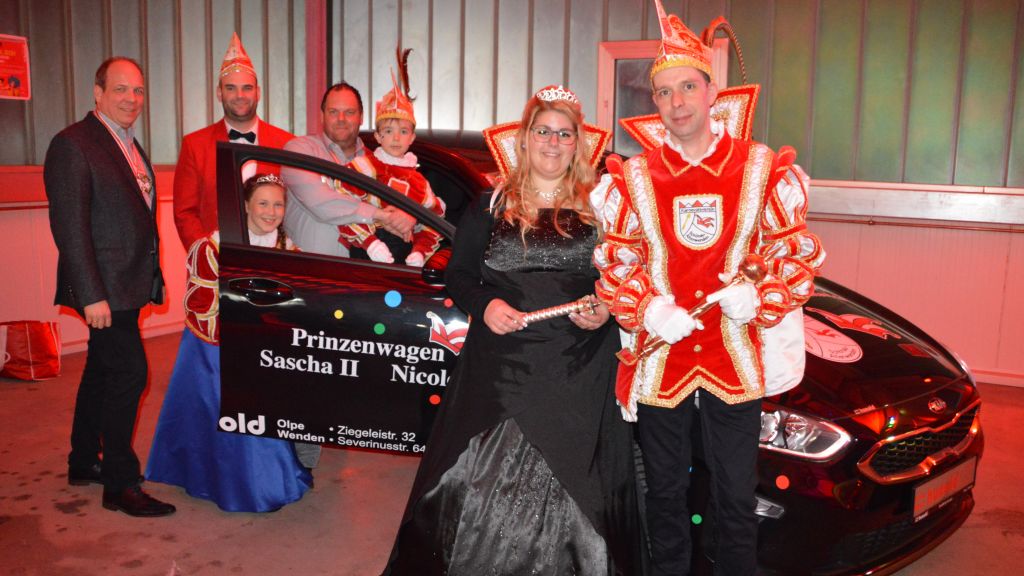 Christian Hunold (links) vom Autohaus Hunold übergaben den Prinzenwagen an das amtierende Prinzenpaar des KV Schönau-Altwenden, Sascha und Nicole Walbersdorf. Mit dabei auch das amtierende Kinderprinzenpaar.

