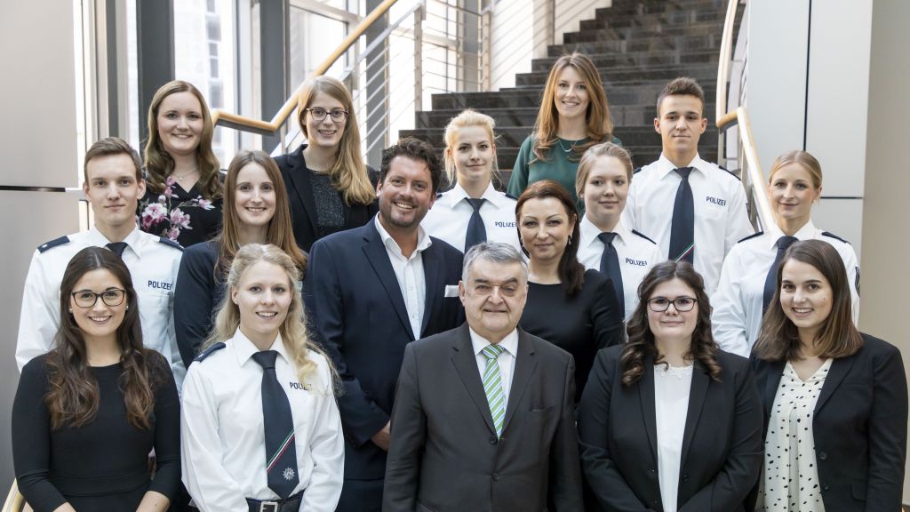 Maria Quast (vorne links) im Kreis der geehrten Absolventen
mit Innenminister Herbert Reul (vorne Mitte).