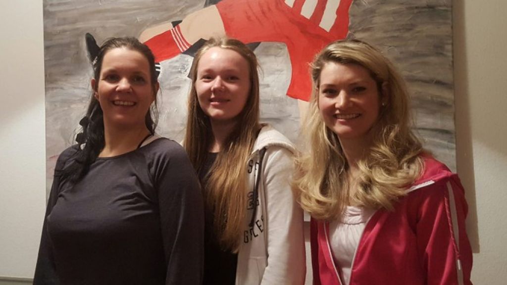 Breitensportleiterin Nadine Halbe (links) und Jessica Schönauer (rechts) freuen sich Nina Berg (mitte) als neue Übungsleiterin begrüßen zu können.