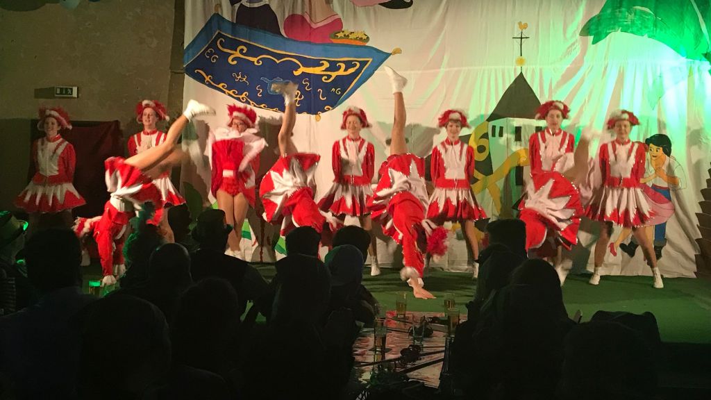 In der Dorfgemeinschaftshalle Berlinghausen findet eine große Karnevalsparty statt.