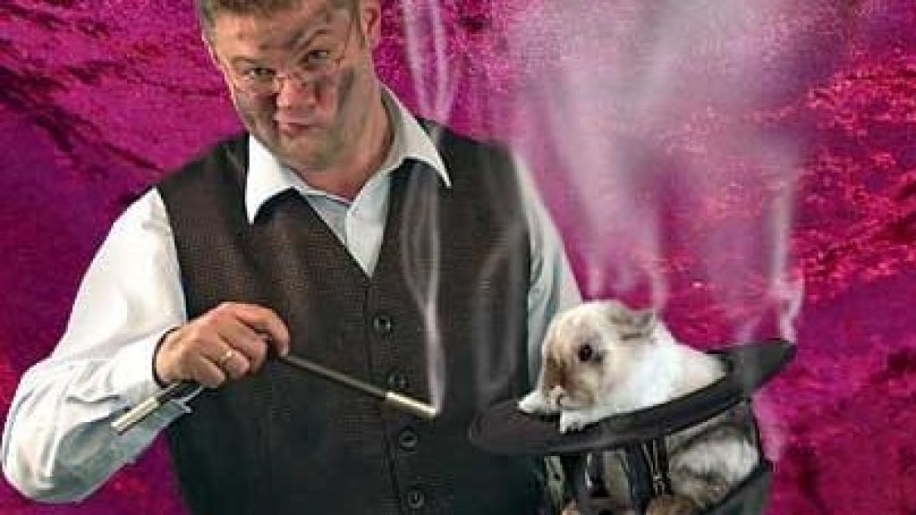 Thorsten Rosenthal verzaubert die Kinder in Silberg.