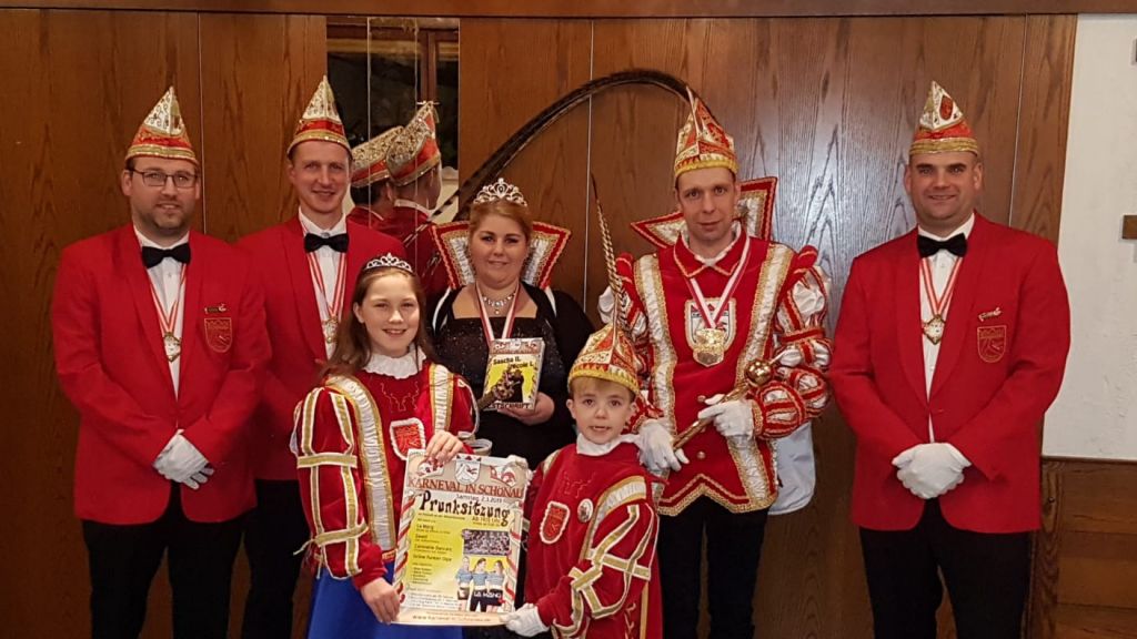 Vorstand und Tollitäten des Karnevalsvereins Schönau-Altenwenden freuen sich auf die tollen Tage mit Altweiber, Prunksitzung und Rosenmontags-Umzug.