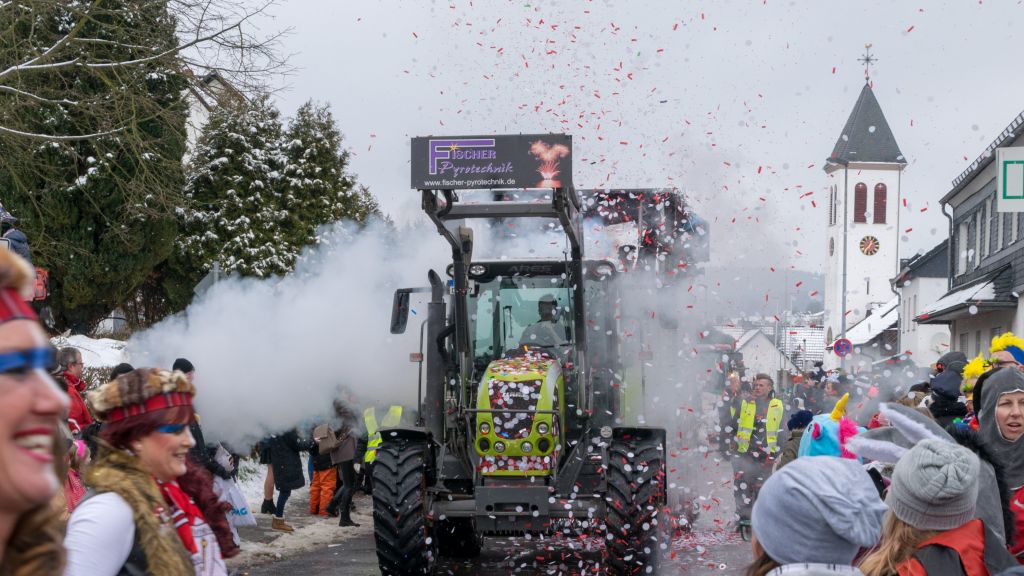 500 Teilnehmer beim Rosenmontags-Umzug in Schönau