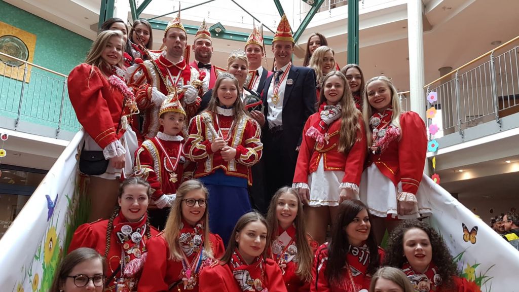 Die Schönauer Karnevalisten und Bürgermeister Bernd Clemens nach dem Rathaussturm.