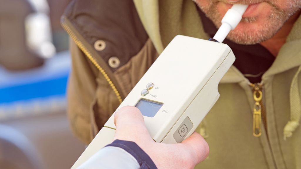 Hände vom Steuer bei Alkohol im Karneval