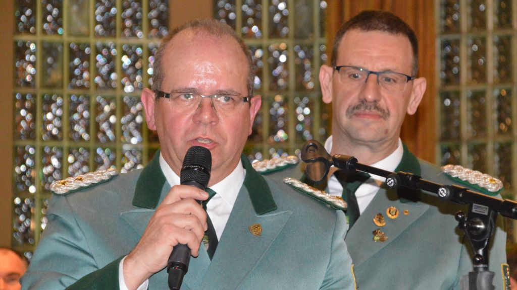 Kreisoberst Markus Bröcher (links) wurde im Amt bestätigt. Die Wahl führte sein Stellvertreter Christian Schulte (rechts) durch. 